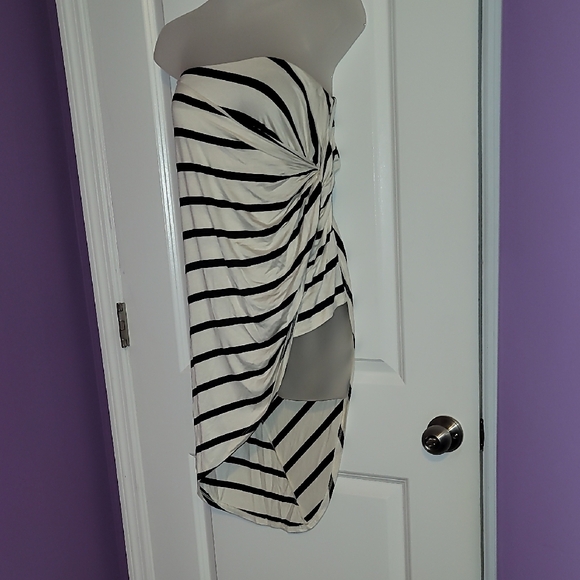 Charlotte Russe Black and White Asymmetrical Halter  Top w/ Side Knot Sz: L NWT - Picture 3 of 5